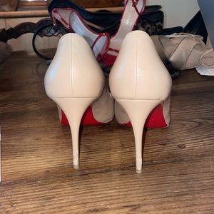 Christian Louboutin nude pump size 40